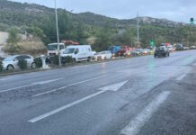 Τραγωδία στη λεωφόρο Σχιστού: 28χρονος έπεσε πάνω σε σταματημένα αυτοκίνητα – Νεκρός 58χρονος