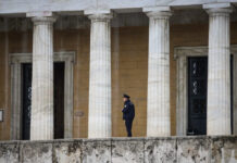 Τηλεφώνημα για βόμβα στη Βουλή – Έρευνες από το ΤΕΕΜ και ειδικά εκπαιδευμένα σκυλιά