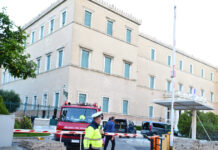 Λήξη συναγερμού για το τηλεφώνημα για βόμβα στη Βουλή – Έρευνες από το ΤΕΕΜ και ειδικά εκπαιδευμένα σκυλιά