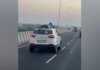 Ινδία: Αστυνομικός γαντζώθηκε στην οροφή SUV που επιχειρούσε να διαφύγει τον έλεγχο